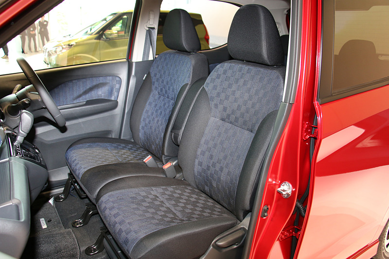 内装色はシャープさのあるエボニー。チェッカー柄のシート表皮には、光の加減でHWS（ハイウェイスター）の文字が浮かび上がる仕掛けが施されている