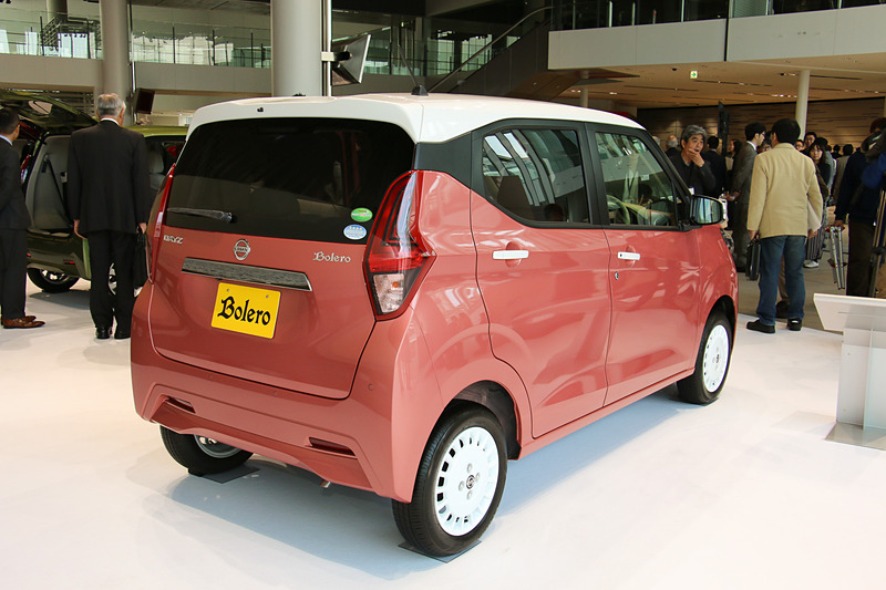 デイズをベースにしたオーテックジャパンのカスタムカー「デイズ ボレロ」。ブロッサムピンクとホワイトパールの2トーンボディはデイズ ボレロ専用