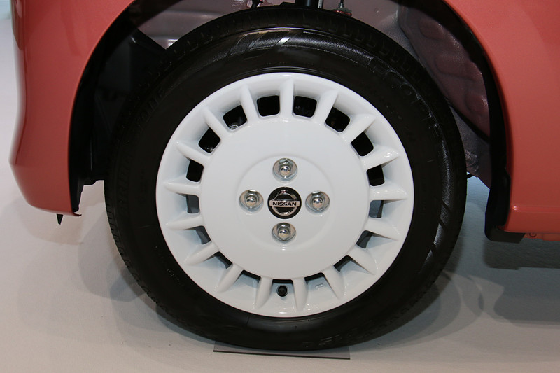 ホワイト塗装された専用デザインの14インチアルミホイールを装着。タイヤサイズは前後155/65 R14