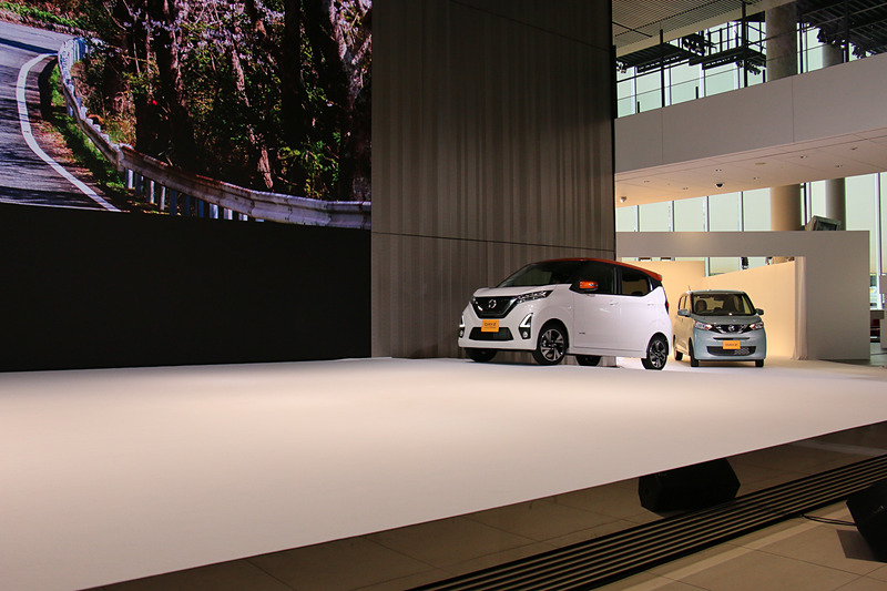 ステージ脇から2台のデイズが登場