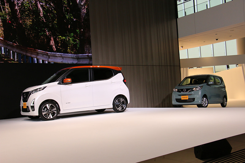 ステージ脇から2台のデイズが登場