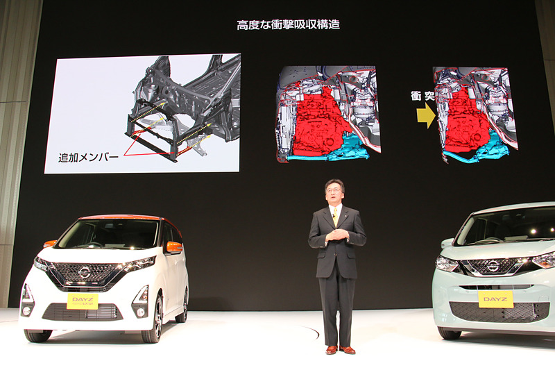 エンジンルームの前後スペースを縮小し、ホイールベースを65mm伸ばして車内スペースを拡大