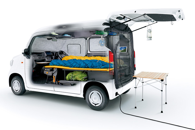 「N-VAN 車中泊仕様」の就寝定員は2名。車中泊で便利な純正アクセサリーも合わせて紹介される