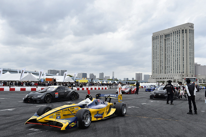「世界が注目する日本のモータースポーツをお台場に観に行こう」をイベントテーマに掲げ、さまざまな催しが開かれる