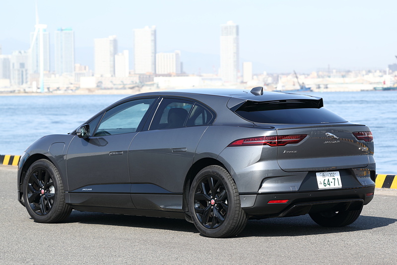 撮影車は「I-PACE HSE」(1162万円)。ボディカラーは「コリスグレイ」。ブラックエクステリアパック、電子制御エアサスペンション、固定式パノラミックルーフ、アダプティブサーフェイスレスポンス(AdSR)などのオプションを装着する。ボディサイズは4695×1895×1565mm(全長×全幅×全高)、ホイールベースは2990mmで、最小回転半径は5.6m。前後にそれぞれ1基ずつ計2基を搭載する「TZ-204」型モーターを90kWhのリチウムイオン電池で駆動し、システム最高出力は294kW(400PS)/4250-5000rpm、最大トルク696Nm/1000-4000rpmを発生。WLTCモード航続距離は438kmとなる