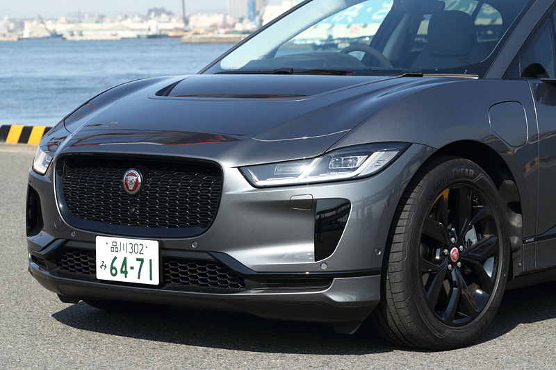 フロントグリルからボンネットスクープに空気を導くフロントデザインで、空気抵抗係数（Cd値）は0.29を達成。HSEは対向車の有無といった状況に応じて自動的にハイビームを調整し、夜間の視認性を高める「マトリクスLEDヘッドライト（LEDシグネチャー付）」を標準装備