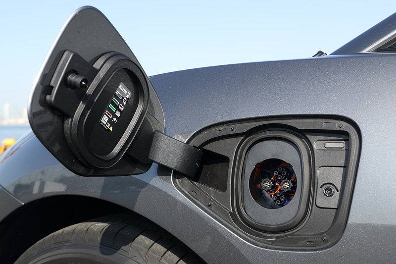 フロントフェンダー部分に給電口を設置。助手席側は急速充電規格「CHAdeMO」に対応する充電ポートを、運転席側は最大7kWまで対応する普通充電ポートを備える。リアラゲッジのアンダートレイには、全グレードに標準装備されるマルチファンクション充電ケーブル（モード2ユニバーサル）を収納