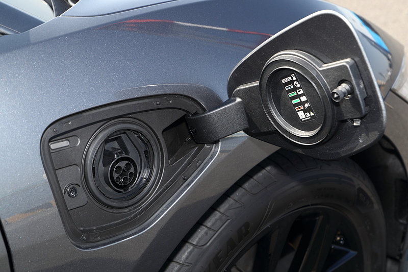 フロントフェンダー部分に給電口を設置。助手席側は急速充電規格「CHAdeMO」に対応する充電ポートを、運転席側は最大7kWまで対応する普通充電ポートを備える。リアラゲッジのアンダートレイには、全グレードに標準装備されるマルチファンクション充電ケーブル（モード2ユニバーサル）を収納