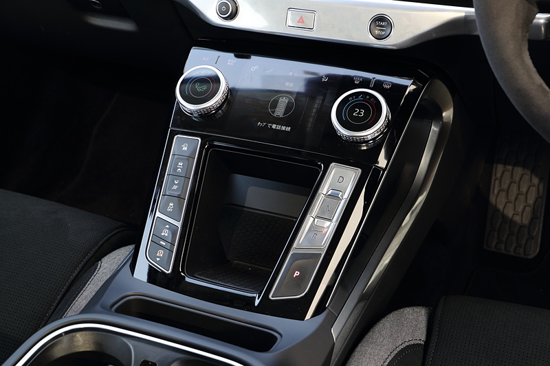 コンソールボックスのまわりには、シフトやドライビングモード、車高などの切り替えスイッチを配置