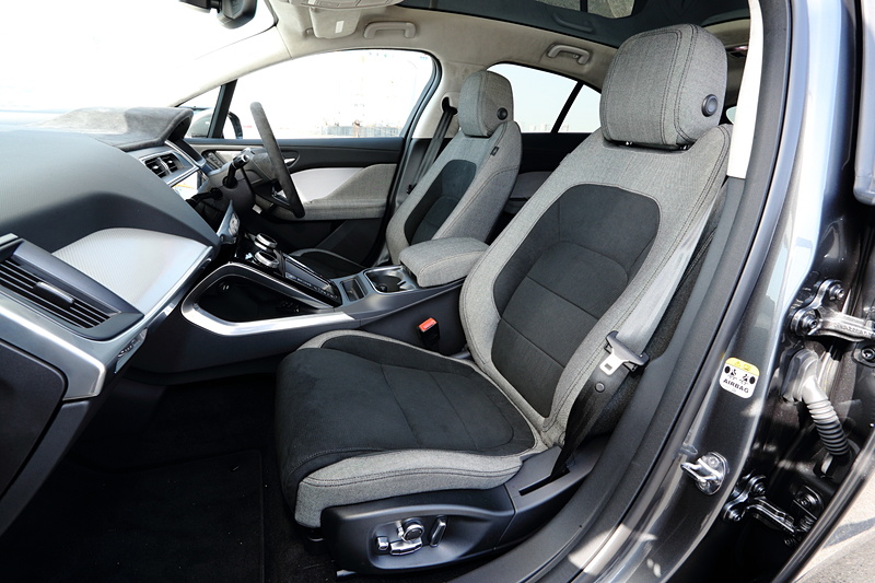 インテリアカラーはI-PACE専用にデザインされた「ダップルグレーププレミアムテキスタイル」と、スエードクロスの組み合わせ。オプションとなる頭上のパノラミックルーフは赤外線を吸収するラミネート構造を採用し、季節を問わず車内を快適に保つことができる