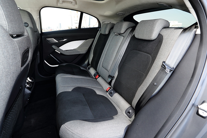 インテリアカラーはI-PACE専用にデザインされた「ダップルグレーププレミアムテキスタイル」と、スエードクロスの組み合わせ。オプションとなる頭上のパノラミックルーフは赤外線を吸収するラミネート構造を採用し、季節を問わず車内を快適に保つことができる