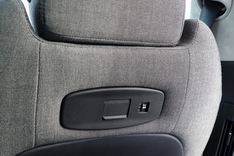 フロントシートバックにもUSB充電ソケットが付く