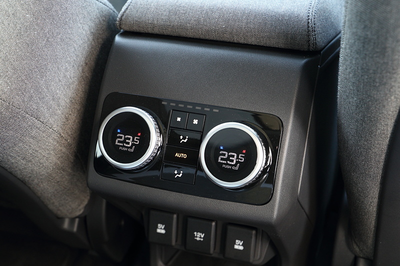 オプションの「4ゾーンクライメートコントロール」を選択すると、センターコンソールの後ろにリア用のエアコンダイヤルが付く