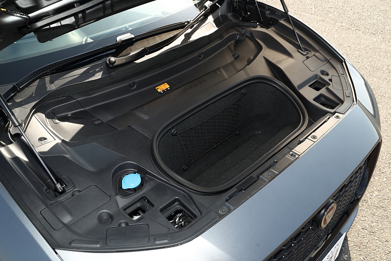 奥行きが967mmある656L～1453L（エアサスペンション搭載車は18L少ない638L～1435L）の大容量リアラゲッジルームを確保するとともに、ボンネット下には27Lの収納スペースを備える