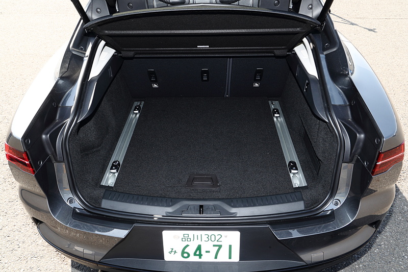 奥行きが967mmある656L～1453L（エアサスペンション搭載車は18L少ない638L～1435L）の大容量リアラゲッジルームを確保するとともに、ボンネット下には27Lの収納スペースを備える