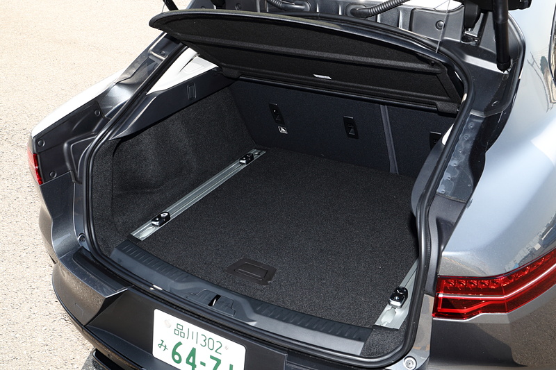 奥行きが967mmある656L～1453L（エアサスペンション搭載車は18L少ない638L～1435L）の大容量リアラゲッジルームを確保するとともに、ボンネット下には27Lの収納スペースを備える
