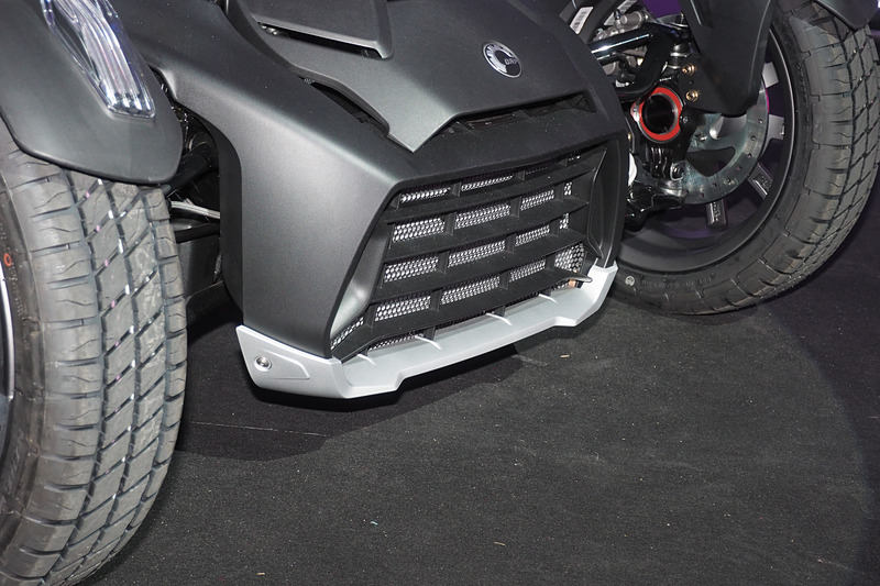 通常モデルとタイヤは同サイズながらラリータイヤと強化ホイールとなるほか、KYBのショックアブソーバー、フロントグリルプロテクション、ハンドガードを装備する