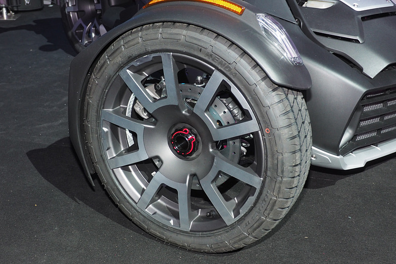 通常モデルとタイヤは同サイズながらラリータイヤと強化ホイールとなるほか、KYBのショックアブソーバー、フロントグリルプロテクション、ハンドガードを装備する