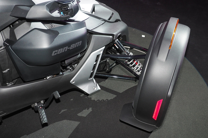 通常モデルとタイヤは同サイズながらラリータイヤと強化ホイールとなるほか、KYBのショックアブソーバー、フロントグリルプロテクション、ハンドガードを装備する