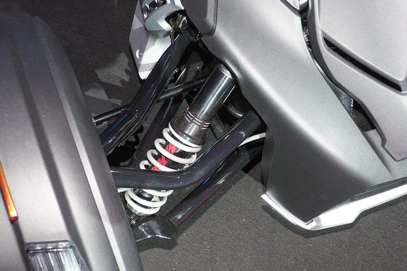 通常モデルとタイヤは同サイズながらラリータイヤと強化ホイールとなるほか、KYBのショックアブソーバー、フロントグリルプロテクション、ハンドガードを装備する