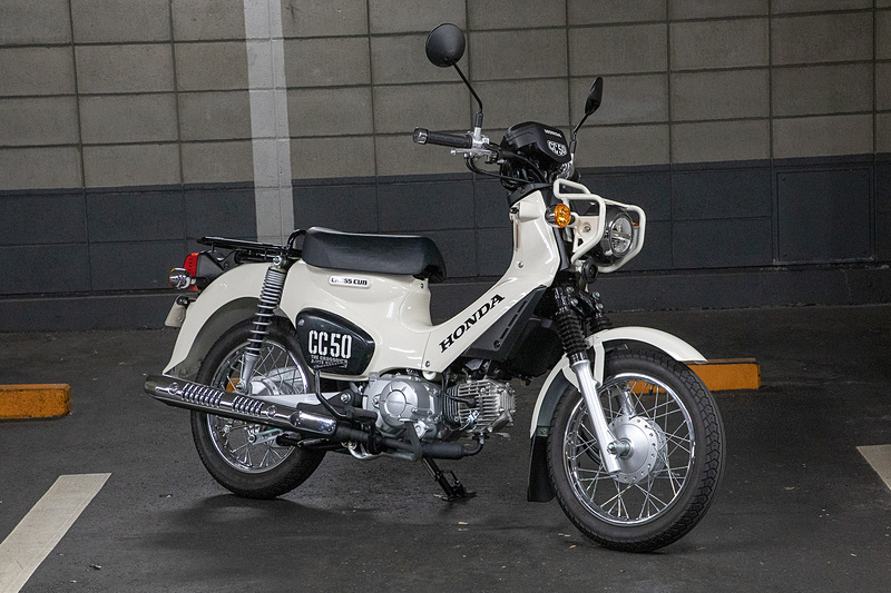 「クロスカブ50」。トランスミッションは4速ロータリー。サイズは1840×720×1050mm（全長×全幅×全高）で車両重量は100kg。価格は29万1600円～30万2400円。なお、クロスカブには原付二種の110cc版のクロスカブ110もあり、こちらは1935×795×1090mm（全長×全幅×全高）で車両重量は106kgとなる。価格は33万4800円～34万5600円