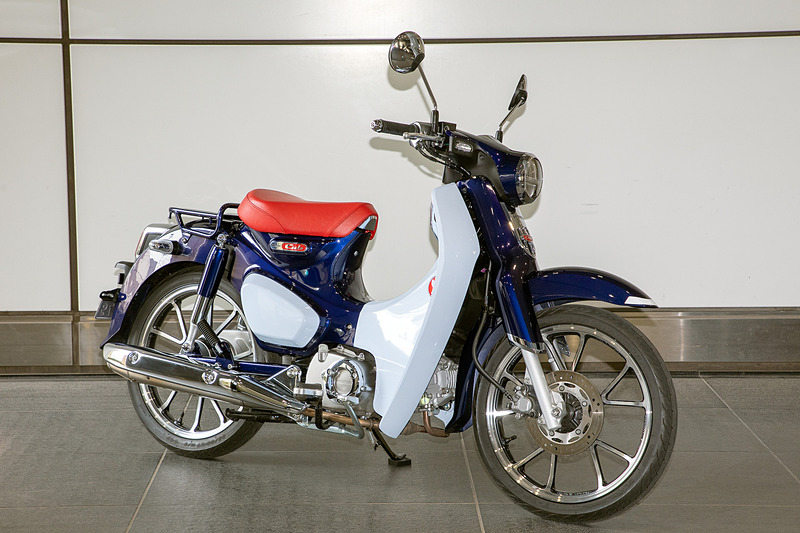 「スーパーカブ C125」。排気量は124ccでトランスミッションは4速ロータリー。車体サイズは1915×720×1000mm（全長×全幅×全高）で、車両重量は110kg。価格は39万9600円。