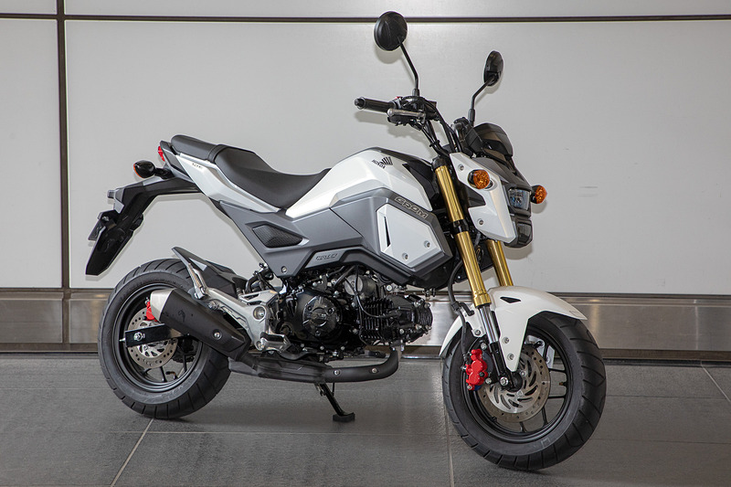 「GROM（グロム）」。排気量は124ccでトランスミッションは4速リターン。サイズは1755×730×1000mm（全長×全幅×全高）で、車両重量は104kg。価格は35万1000円