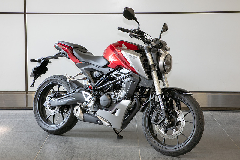 「CB125R」。排気量は124ccでトランスミッションは6速リターン。サイズは2040×820×1055mm（全長×全幅×全高）と125ccには見えない大きさ。車両重量は127kg。価格44万8200円