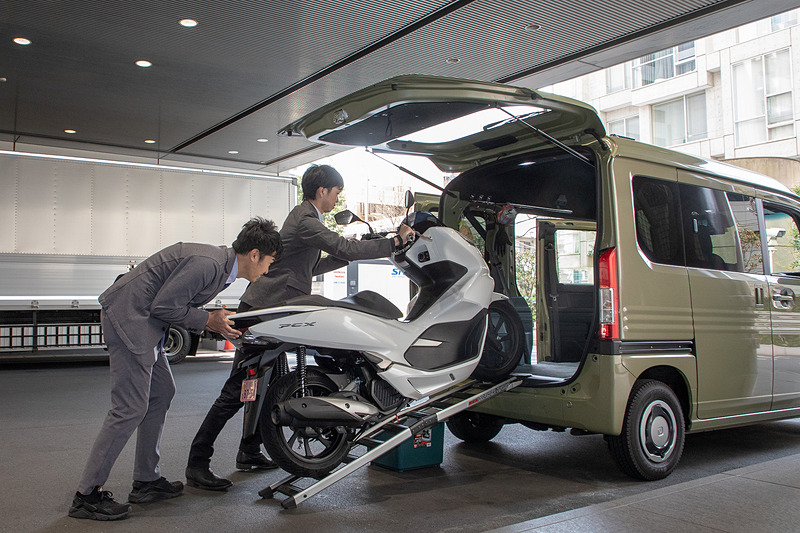積み込みはホンダ広報部の皆さんにやっていただいた（ありがとうございました！）。各車エンジンを掛けずに押して載せたが、自分はエンジンをかけてバイクを自走させながら載せる派