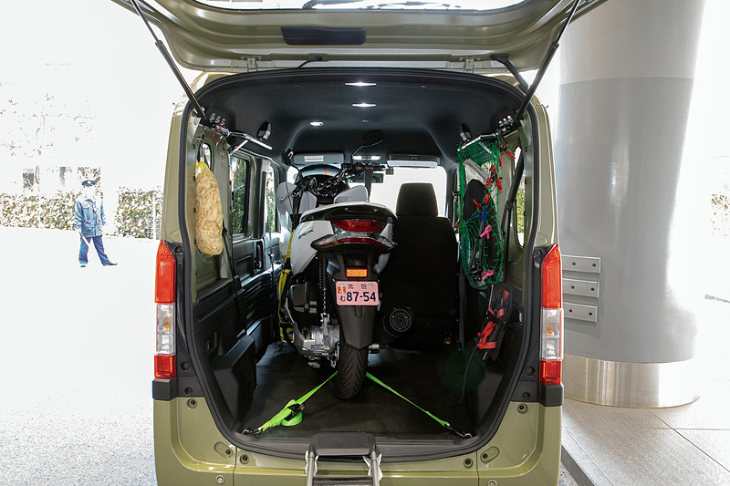 積みこんだ状態。スタンドのみでは実際に積んだときの状況とは異なるので、今回はタイダウンで直立させるまで行なった。積んだ状態で走行までは行なっていない。PCXは車体幅が太いので、車体は若干斜めになる