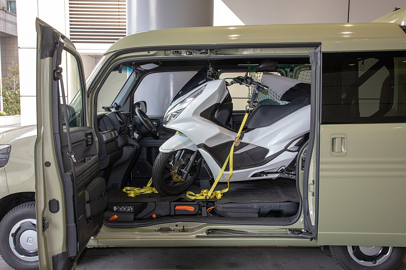 積みこんだ状態。スタンドのみでは実際に積んだときの状況とは異なるので、今回はタイダウンで直立させるまで行なった。積んだ状態で走行までは行なっていない。PCXは車体幅が太いので、車体は若干斜めになる