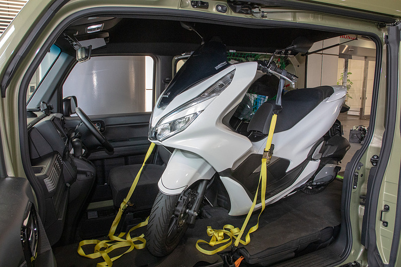 積みこんだ状態。スタンドのみでは実際に積んだときの状況とは異なるので、今回はタイダウンで直立させるまで行なった。積んだ状態で走行までは行なっていない。PCXは車体幅が太いので、車体は若干斜めになる