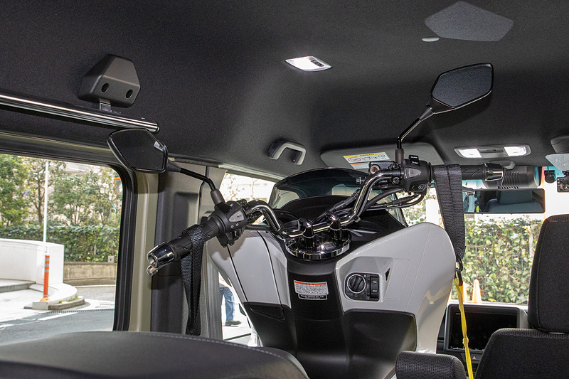 車体が左寄りになるので、ハンドルを切らないとミラーやハンドルが左側の内装や窓に当たる