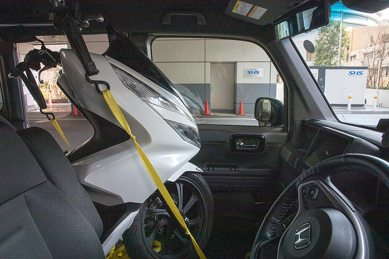 リアハッチが閉まる位置に固定しても側方視界は問題ない