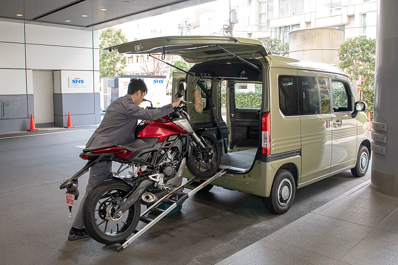 大柄なCB125Rも積めた。ハンドルは左に切った状態でそれに合わせて車体も少し斜めになった。それでも右側にはスペースがあるので積載道具などは問題なく積み込める