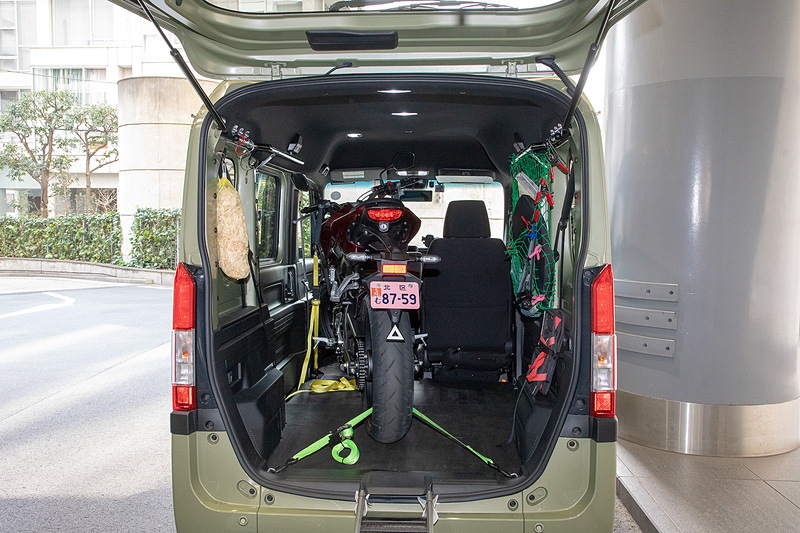 大柄なCB125Rも積めた。ハンドルは左に切った状態でそれに合わせて車体も少し斜めになった。それでも右側にはスペースがあるので積載道具などは問題なく積み込める