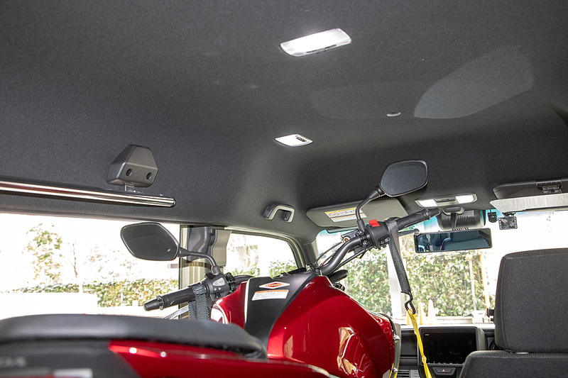 天井高が高いのでミラーは外さずに載せられる。ただ、左側は緩めて内側へ向けることが必要だった