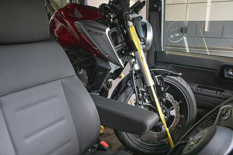 CB125Rもアームレストを外すと積み込みが楽になりそうな感じだった