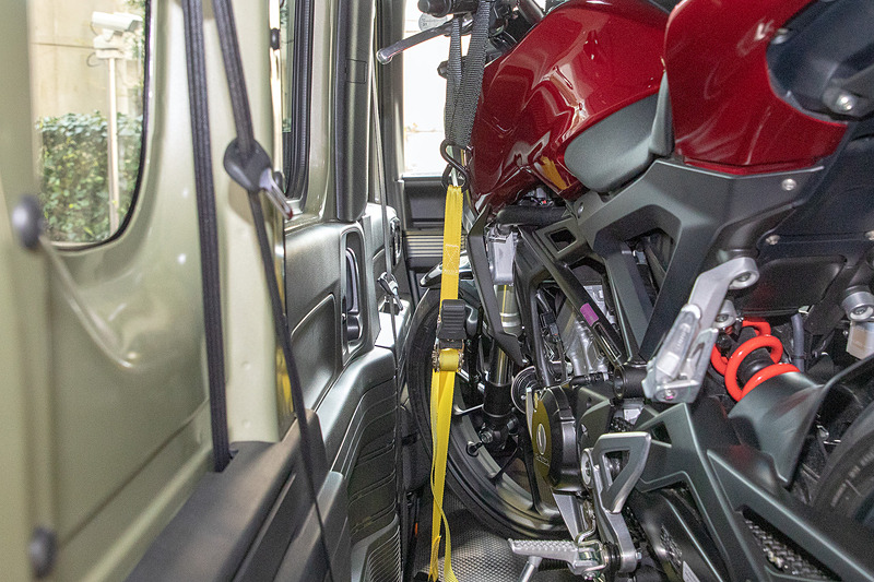 ハンドルを切って積載。フロントタイヤがドアの内張に当たる寸前になっていた。車体がもっと右に寄せられるとここは改善できる