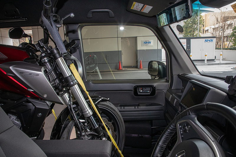 CB125Rも側方視界は問題なし。フロントタイヤの前にスペースが残るのでここにも荷物は置ける