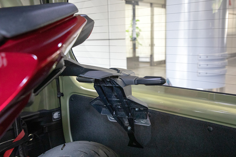 フロントを今回の位置にすると突き出たリアフェンダーとハッチはギリギリ。でも当たらない