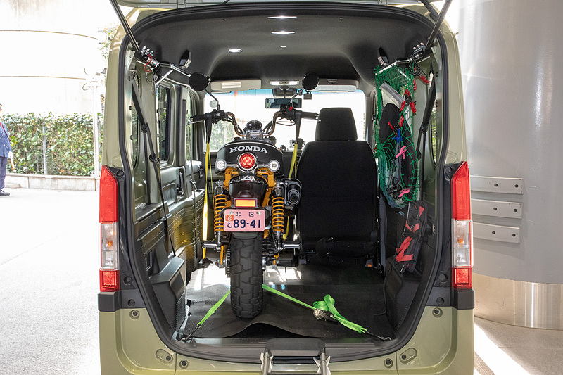 真っすぐに積めるのが気持ちいい。積み込みも楽なので積むのにかかる時間も短い。グロムも同じだと思うので、N-VANにこれらの車種は合うと言えよう