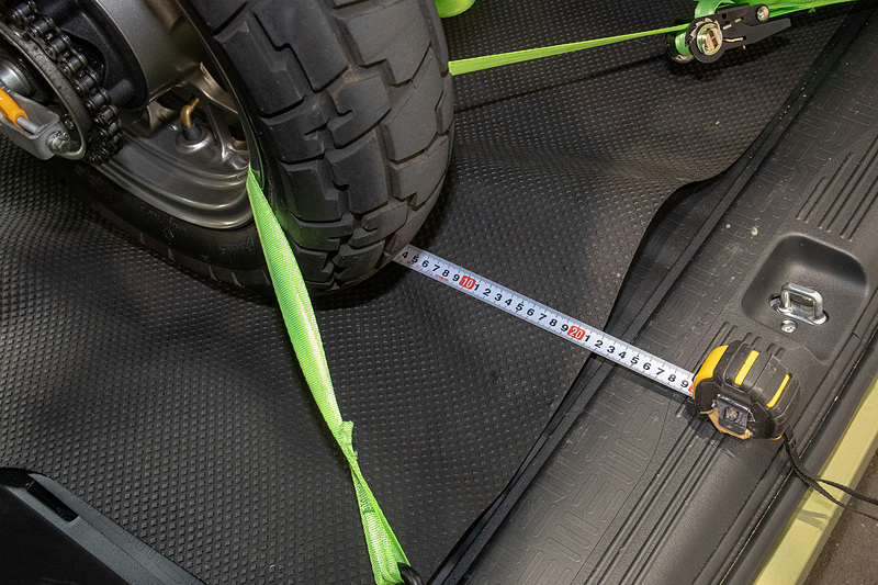 この積み方で後ろのスペースはこんな感じ。荷室後端からタイヤ接地面までは約24cm