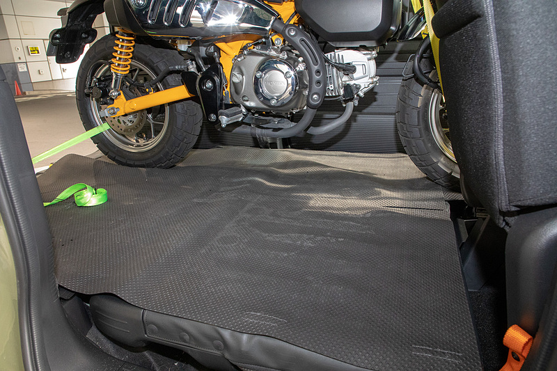 モンキー125ならバイクを積んだ状態で右リアシートを展開することが可能