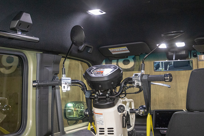 全高が高くミラーステーも長いようで、ミラーは写真のようにしないと収まらなかったが、ミラー自体をほかのものに変えてしまえば解決するところ