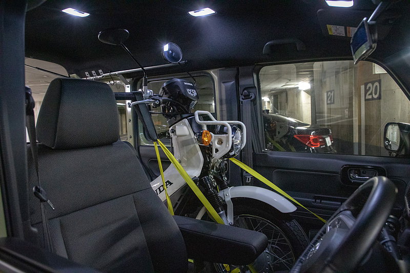 レグシールドがないので右側に寄せられる。スーパーカブC125の場合はアームレストを外せばハンドル真っすぐが可能かもしれない