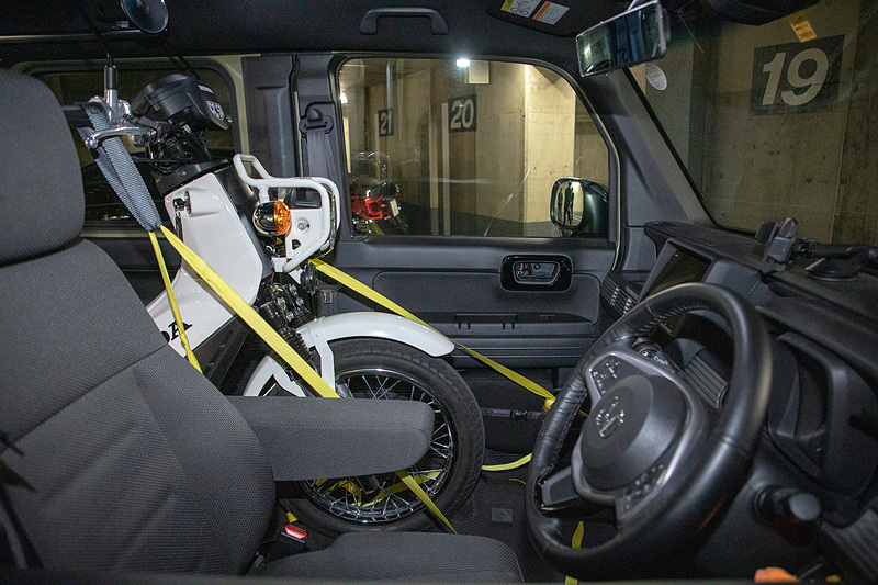 クロスカブ50も側方視界は問題なし。フロントまわりが独得なのでカバンとか引っかけられそう