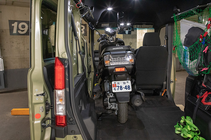 ダンクなら楽に積載できる。ダンクにはスマホ充電もできるアクセサリーソケットが付いていたり、フルフェイスヘルメットが入るだけのシート下スペースがあるので、街巡りで土産物を買ったときなども便利
