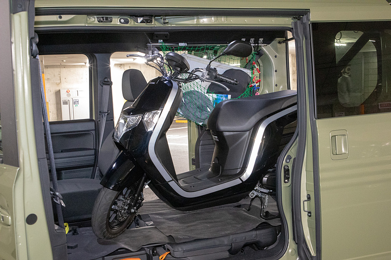 サイドスタンドがないので、その状態では1人で積んでタイダウンを掛けるのは無理。ダンクで車載をするなら社外品のサイドスタンドを付けるのは必須だろう