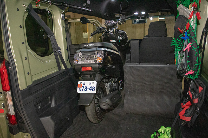 右リアシートが出せるので2名乗車は可能。バイクの後にもスペースがあるのでキャンプ道具も積んでキャンプ＋原付スクーターという遊びもできる。現地でバイクを降ろせば車中泊ももちろんOK